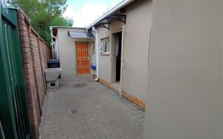 Bachelor apartment in Queenswood