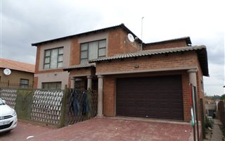 4 Bedroom House in Olievenhoutbosch