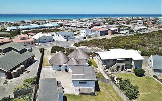 4 Bedroom House in Struisbaai