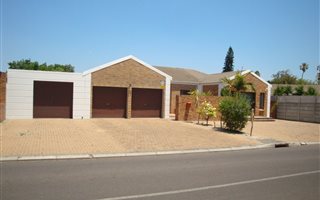 8 Bedroom House in Mikro Park