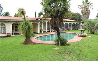 8 Bedroom House in De Deur