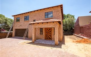 5 Bedroom Duet in Faerie Glen