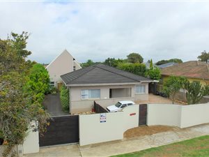 8 Bed House in Newton Park