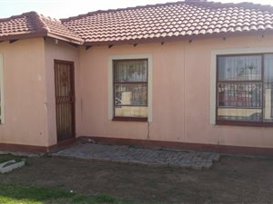 3 Bed House in Lotus Gardens