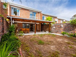 3 Bed Townhouse in Bergvliet