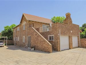 3 Bedroom Apartment in Rietvalleirand