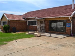 3 Bed House in Robertsham