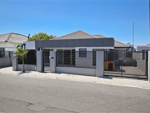 6 Bed House in Rondebosch East