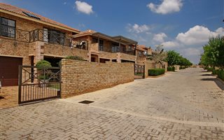 3 Bedroom Townhouse in Honeydew Manor