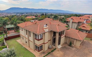6 Bedroom House in Birdwood