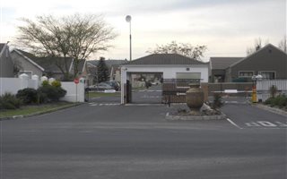 3 Bedroom House in Eikenbosch