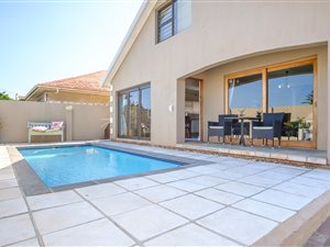 6 Bed House in Grassy Park