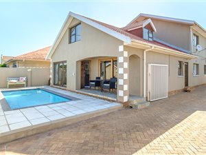 6 Bed House in Grassy Park