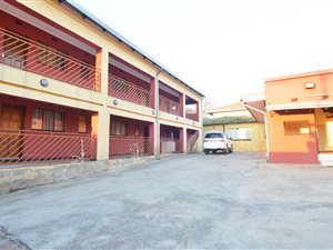 14 Bed House in Rosettenville