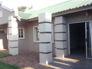 3 Bed Townhouse in Vanderbijlpark SE3