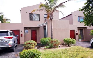 4 Bedroom Townhouse in Oakglen