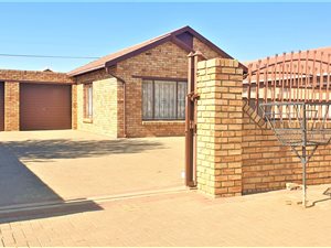 3 Bed House in Mandela View