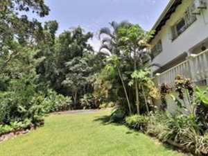 4 Bed House in Woodside