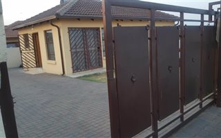 3 Bedroom House in Olievenhoutbosch