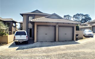 3 Bedroom Duplex in Ruimsig Country Estate