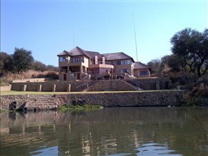 8 Bed House in Lindequesdrif