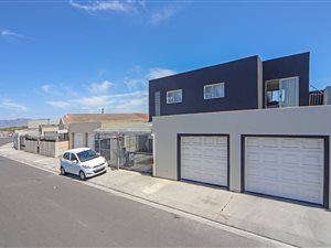 6 Bed House in Strandfontein