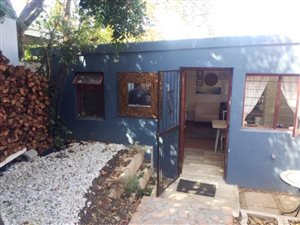 Bachelor apartment in Somerset West Central