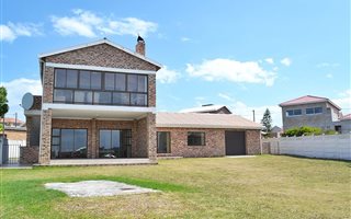 5 Bedroom House in Struisbaai