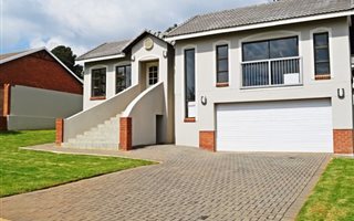 3 Bedroom House in Rietvlei Heights Country Estate