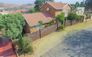 14 Bedroom House in Winchester Hills
