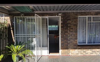 2 Bedroom Garden Cottage in Wierda Park