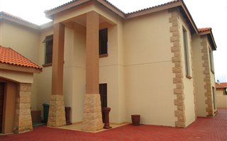 4 Bedroom Townhouse in Vanderbijlpark SW5