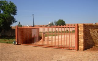 40 m² Office Space in Mooikloof Equestrian Estate