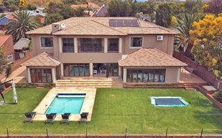 4 Bedroom House in Overkruin