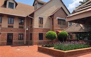 900 m² Commercial space in Houghton Estate