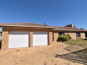 4 Bedroom House in Ruitershoogte