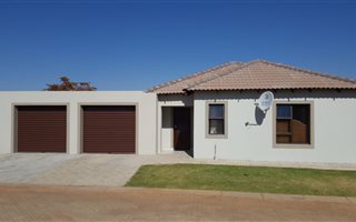 3 Bedroom Simplex in Van Der Hoff Park