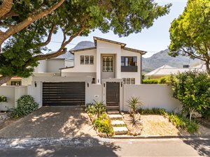 5 Bed House in Bishopscourt Village
