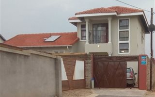 5 Bedroom House in Bloubosrand