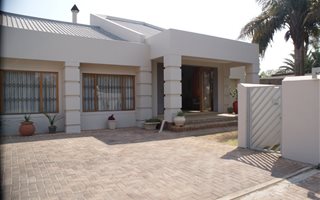6 Bedroom House in Van Riebeeck Park