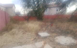 562 m² Land available in Bronberg