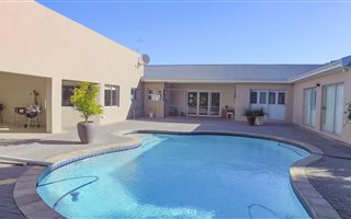 4 Bedroom House in Sardinia Bay