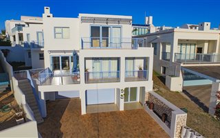 5 Bedroom House in Paradise Beach