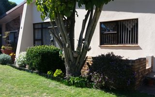 4 Bedroom House in Blomtuin
