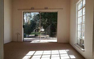 1 Bedroom Garden Cottage in Moret