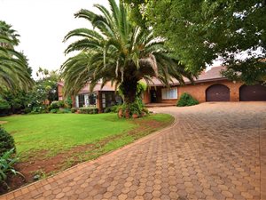 4 Bed House in Helikon Park