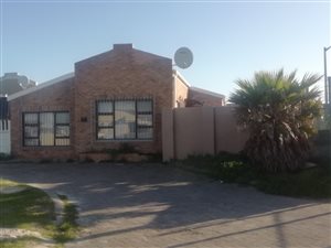 3 Bed House in Strandfontein