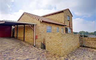 3 Bedroom Townhouse in Grobler Park