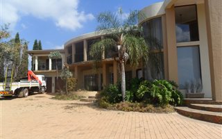 8 Bedroom House in Zwavelpoort