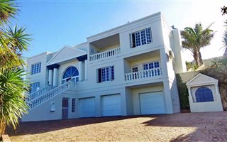 4 Bedroom House in Outeniqua Strand